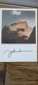 2021 JOHN LENNON DEI BEATLES CARTA PROMOZIONALE 4""X6"" DALLA FRANCIA - Foto 1 di 1