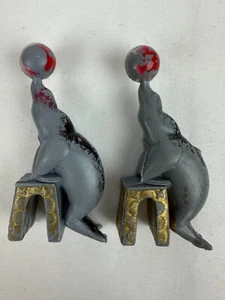 (2) Figurine vintage anni 60 in plastica con sigillo/palla da circo giocattolo a mezzaluna co - Foto 1 di 9