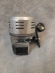 Vintage Shimano CB-100 Spincast Fishing Reel - Picture 1 of 6