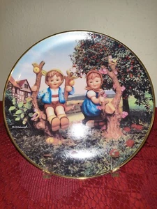M.I. Hummel ""Apfelbaumjunge und Mädchen"" aus der Danbury Mint. Sammlerplatte. - Bild 1 von 16