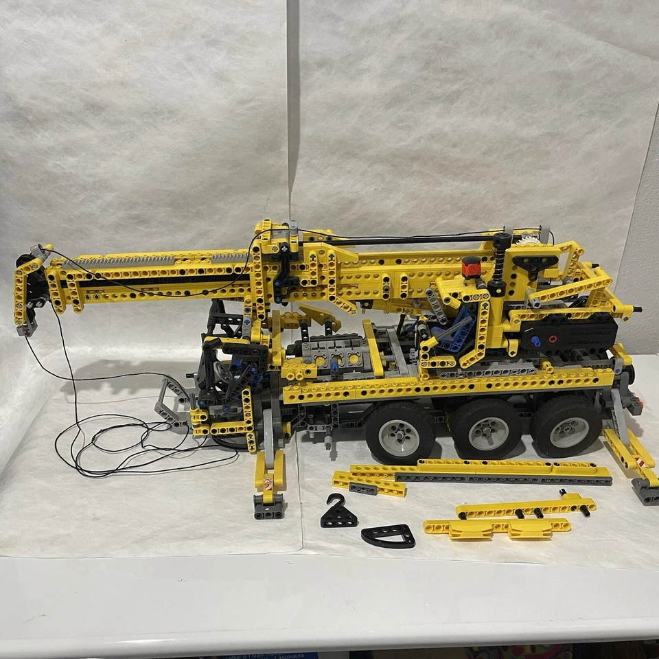 LEGO Technic 8421 Mobile Crane Prebuilt ***incomplete*** READ*** - Image 1 of 4