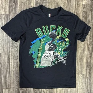 T-shirt Giannis Antetokounmpo Milwaukee Bucks NBA nera piccola maglietta basket - Foto 1 di 7