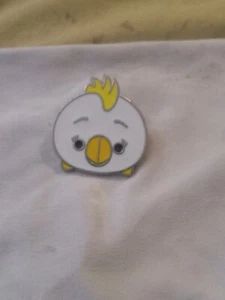 Disney Chicken Little Tsum Tsum Pin. Excellent Condition - Picture 1 of 2