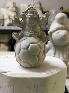 SANTA auf FUSSBALL ORNMENT VINTAGE NOWELL Form #2489 (222-3) - Bild 1 von 2