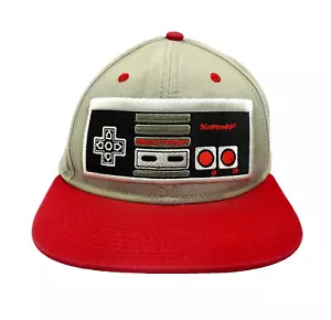 Cappello Nintendo NES Controller Ricamo Grigio Snapback Cappellino Regolabile Rosso Retrò - Foto 1 di 8