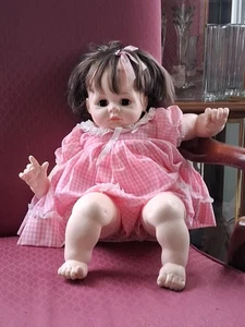 Muñeca bebé Madame Alexander 1965 vintage marcada C vestido rosa sin ruidos  - Imagen 1 de 5