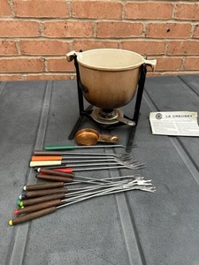 Boxed Le Creuset Vintage Fondue Set Braun Gusseisen mit Ständer & 2 Sets Gabeln - Bild 1 von 14