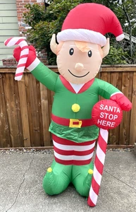 8ft Weihnachten luftgeblasene aufblasbare Elfe mit Schild Santa Stop Here Hof Dekoration - Bild 1 von 5