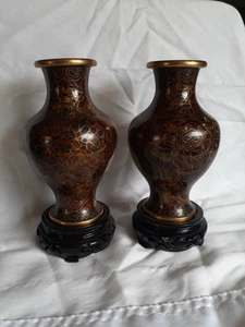 Vasi vintage cinesi cloisonne smaltati oro marrone con supporto legno laccato intagliato - Foto 1 di 10