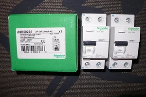 INTERRUPTEUR DIFFERENTIEL 25A 30mA, AC, SCHNEIDER ELECTRIC A9R50225 MERLIN GERIN