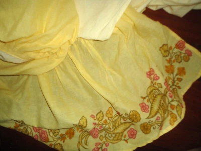 FALDA CAMA QUEEN FLORAL AMARILLA ROSA ANTHROPOLOGIE URBAN OUTFITTERS 15" NO DIVIDIDA Foto 1 de 4