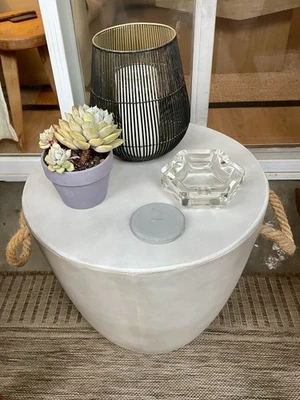 Mesa auxiliar de patio exterior, 17” H, mesa auxiliar de hormigón, redonda con asas de cuerda de cáñamo Foto 1 de 4