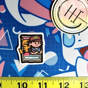 Tarjeta Adhesiva Vinilo Impermeable Pokémon Pequeña 1x1.5" Ceniza Japonesa y Pikachu - Imagen 1 de 1