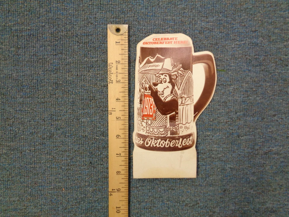 1973 Ceramarte Hamm’s Salutes Oktoberfest Cerveza Piedra Taza Mesa Topper Arte Flyer Foto 1 de 4