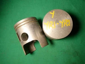 YAMAHA YR1 YR2 OEM 168-11631-00-96 GENUINE PISTONS - Bild 1 von 1