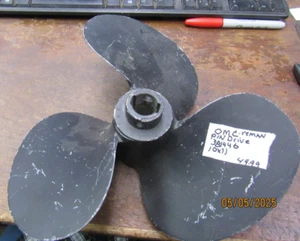 USED OEM OMC JOHNSON / EVINRUDE 10 X 11 PIN DRIVE OUTBOARD PROPELLER 381446 - Picture 1 of 2