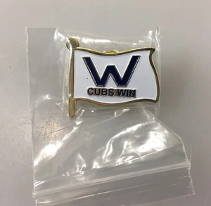 Prendedor de solapa Chicago Cubs con bandera ganar 1 pulgada NUEVO Fly the W - Imagen 1 de 2