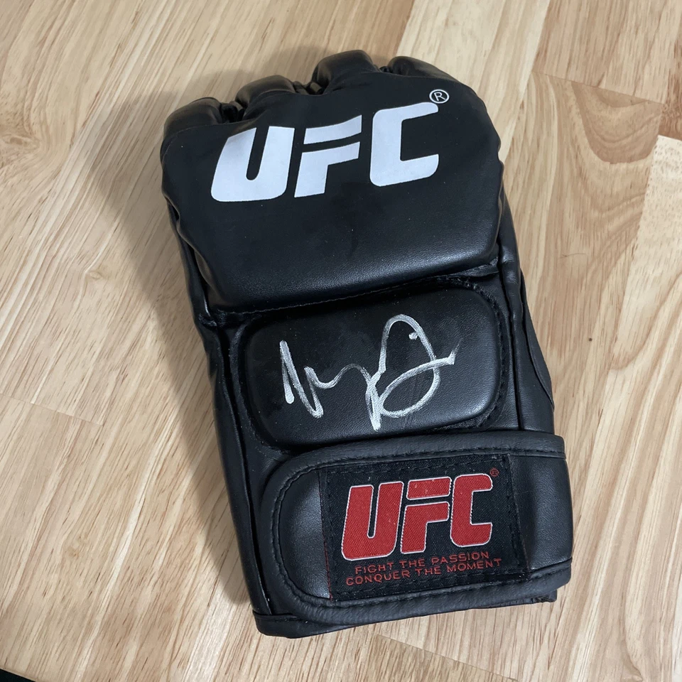 Подлинная перчатка UFC с автографом Урайи Фабера - Изображение 1 из 3