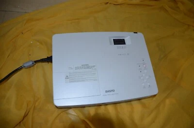 SANYO PLC-XW200 LCD Projektor , und  Beamer Projektor Klarstein weiß - Bild 1 von 4