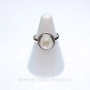 Vintage .925 Silver Ring with a Mother of Pearl Setting (UK Size P½) - Picture 1 of 8