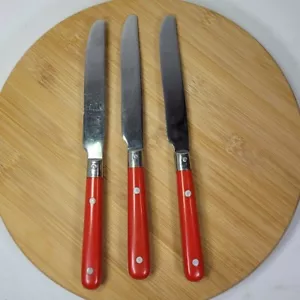 Vintage Three Lifetime PARIS SPLENDOR Red Handle Rivet Stainless Dinner Knives - Picture 1 of 10