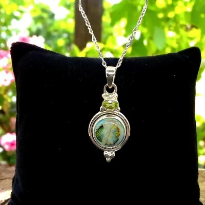 Collar colgante de ópalo de laboratorio monarca de ley con peridoto en plata de ley, Foto 1 de 4