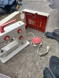 Vintage Bernina Nova 900 sewing machine Swiss needs service - Picture 1 of 14