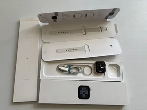 Apple Watch SE 2nd Gen 2022 44mm Starlight Aluminium GPS w/Sports Band MRE43ZP/A - Picture 1 of 10