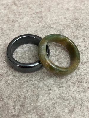 Lote de anillos de hematita y jade tallas 7 y 6,5 Foto 1 de 4