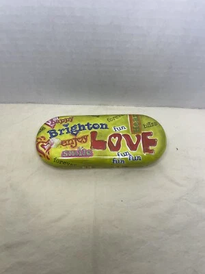 Gafas de sol Brighton Fun, Love, Smile estuche de metal verde de hojalata usadas en excelente estado Foto 1 de 4