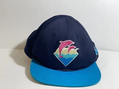 Sombrero trasero con correa de cuero azul marino Pink Dolphin Foto 1 de 4