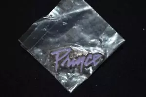 PRINCE Púrpura Lluvia Raro Troqueado Metal Promoción EE. UU. Pin Insignia Pinback 1984 ¡COMO NUEVO! Sin usar y en caja - Imagen 1 de 5
