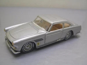 Solido 123 Ferrari 250 GT 2+2 silber mit hellbrauner Innenausstattung Maßstab 1:43 detailliert - Bild 1 von 9