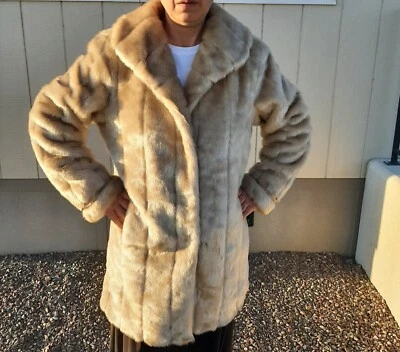  ЖЕНСКАЯ КУРТКА размер M/L искусственного меха бежевый - Изображение 1 из 2