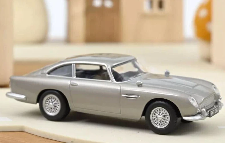 Maravilloso coche modelo fundido a presión 1/43 Aston Martin DB5 CUPÉ 1963 - plateado - edición limitada Foto 1 de 1