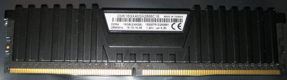 8GB Corsair RAM DDR4 2666MHz PC4-21300 DIMM 288-pin CL16 CMK16GX4M2A2666C16 TOP - Bild 1 von 1