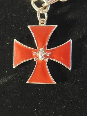 Colar Cruz Vermelha com Caveira e Ossos Cruzados - Imagem 1 de 2