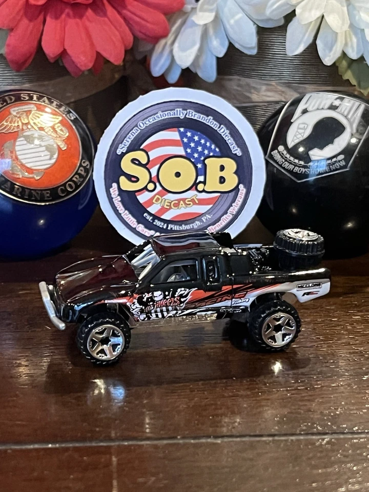 Camión de carreras de tierra Hot Wheels Toyota Black Box 4x4 Baja diecast usado casi nuevo estado Foto 1 de 4