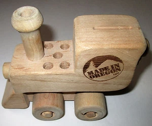 Oregon Wooden Toy Co. - Toy Train Bank - Oregon Wooden Toys Mini Bank Lokomotive - Bild 1 von 5