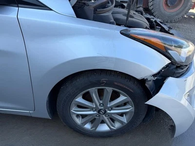 Guardabarros delantero derecho usado se adapta a: Hyundai Elantra SDN 2015 delantero derecho grado A Foto 1 de 4