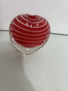 Mundgeblasene Vase/Briefbeschwerer mit rot-weiß gestreiften Knospen in Herzform - Bild 1 von 7