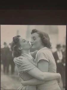 4##Photo negative film - Kissing women - Lesbian couple - Love - Kiss - Picture 1 of 4