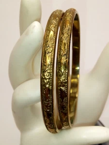 Zwei Vintage Blumen geprägt schmale Boho Armreif Armbänder ~ 1/4" breit - Bild 1 von 12