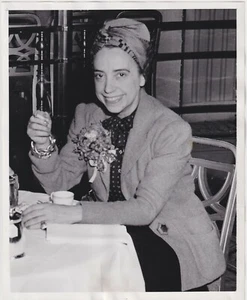 Parisian Fashion Designer ELSA SCHIAPARELLI * RARE VINTAGE 1940 press photo - Picture 1 of 2