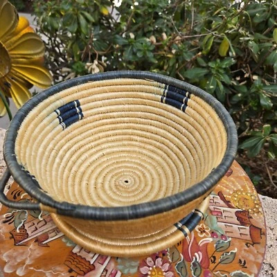 Cesta/tazón y remache bobina tejida a mano africana vintage ratán natural primitivo Foto 1 de 4