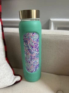 LILLY PULITZER La Playa Aqua Mint Green Water Bottle Glass Silicone Reusable - Picture 1 of 1