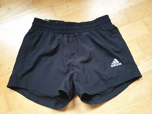 kurze Sporthose von adidas schwarz in Gr. 152 - Bild 1 von 3