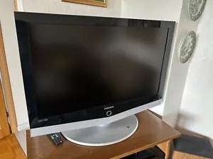 Fernseher Samsung 40 Zoll schwarz mit Silber - Bild 1 von 4