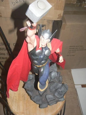 Sideshow THOR Vengadores Montar Estatua Marvel Thor #0107/1250 El Dios del Trueno Foto 1 de 4