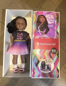 American Girl World By Us Makena Puppe & Buch Neu im Karton - Bild 1 von 3